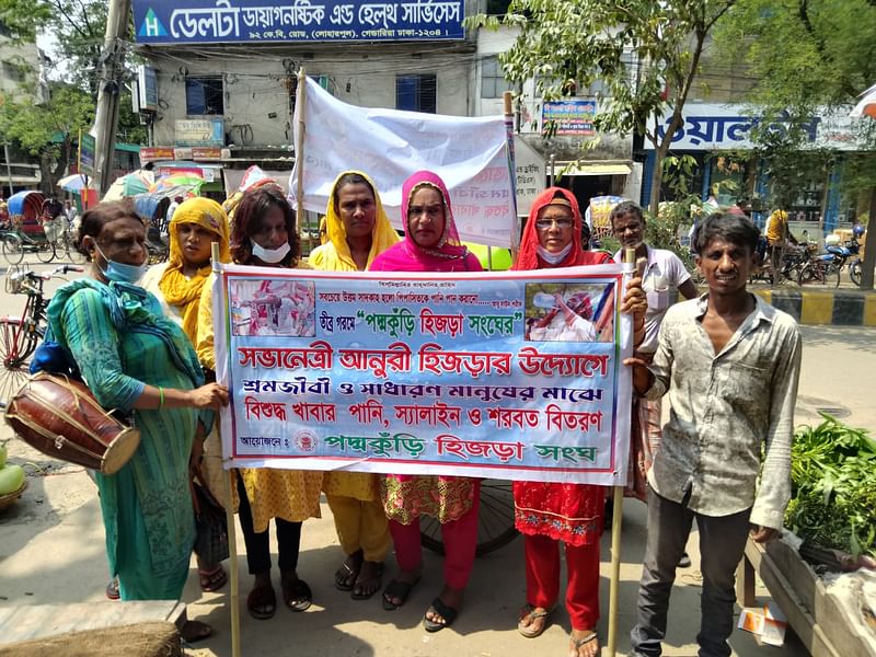 শ্রমজীবী মানুষের মধ্যে বিশুদ্ধ খাওয়ার পানি ও শরবত বিতরণ করেছে পদ্মকুঁড়ি হিজড়া সংঘ। ঢাকা, ০৫ মে