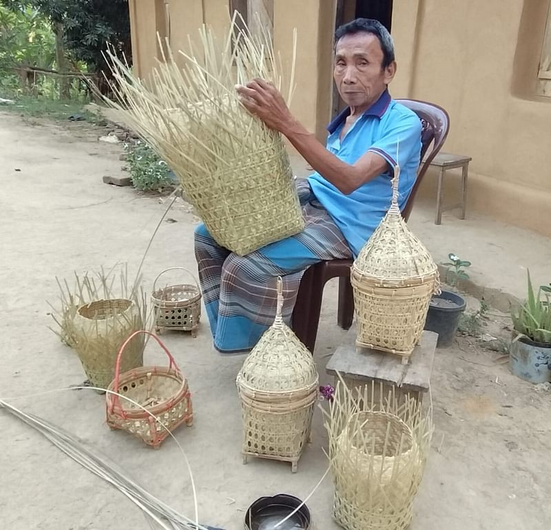 ঐতিহ্যবাহী হস্তশিল্পসামগ্রী ফুলবারেং বুনছেন বৃদ্ধ  শিব শংকর তালুকদার । সম্প্রতি খাগড়াছড়ির পানছড়ির রবি কৃষ্ণ কার্বারিপাড়ায়