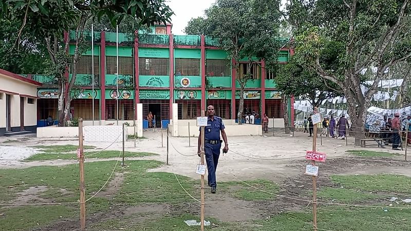 কেন্দ্রে ভোটারদের উপস্থিতি কম। আজ বুধবার বেলা সা‌ড়ে ১১টায় দিনাজপু‌রের খানসামা উপ‌জেলার চক সা‌কোয়া উচ্চবিদ্যালয়ে