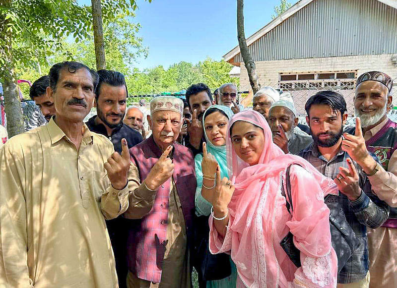 কাশ্মীরের অনন্তনাগে ভোট দেওয়ার পর আঙুলের কালি দেখাচ্ছেন জম্মু-কাশ্মীর ন্যাশনাল কনফারেন্স নেতা পিয়ার মোহাম্মদ হোসেন সোহরাওয়ার্দীসহ অন্যরা। আজ ২৫ মে