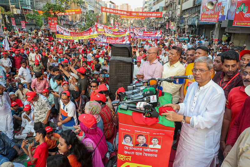 রাজধানীর নয়াপল্টনে বিএনপির কেন্দ্রীয় কার্যালয়ের সামনে আজ মে দিবসে আয়োজিত এক সমাবেশে প্রধান অতিথি হিসেবে বক্তব্য দেন মির্জা ফখরুল ইসলাম আলমগীর