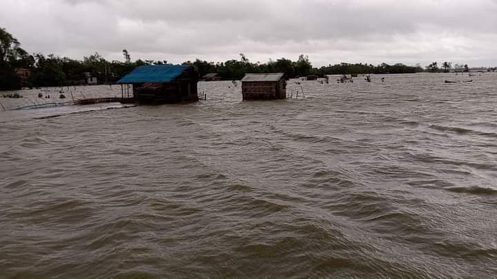 ঘূর্ণিঝড় রিমালের প্রভাবে খুলনার পাইকগাছা উপজেলার গড়াইখালি ইউনিয়নের খুতখালী গ্রামে শিবসা নদীর বাঁধ ভেঙ্গে বিস্তীর্ণ এলাকা প্লাবিত হয়েছে। এতে পানিবন্দী হয়ে পড়েছেন হাজারো মানুষ। আজ সকালে তোলা