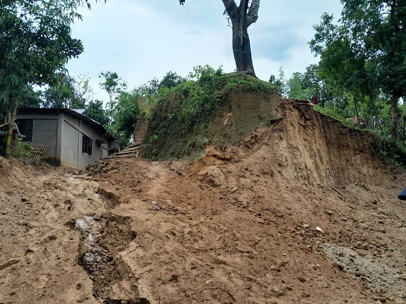 রাস্তা সংস্কারের নামে সাগরনাল চা-বাগানের টিলা কাটার কারণে ঝুঁকির মুখে পড়ে এক চা-শ্রমিকের পরিবার