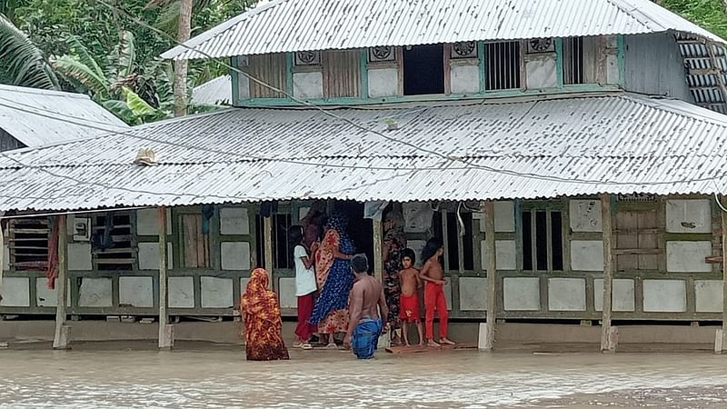 ঘূর্ণিঝড় রিমালের প্রভাবে জোয়ারে নদ-নদীর পানি বেড়ে লোকালয় প্লাবিত হয়েছে। আজ রোববার দুপুরে পটুয়াখালীর দশমিনা উপজেলার রনগোপালদি ইউনিয়নের পাতার চর এলাকায়