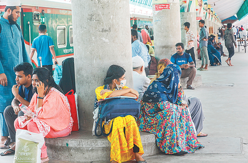 চট্টগ্রাম থেকে কক্সবাজারগামী পর্যটক এক্সপ্রেস ট্রেন ছাড়ে ৩ ঘণ্টা দেরিতে। এতে ভোগান্তিতে পড়েন যাত্রীরা। গতকাল বেলা আড়াইটায়