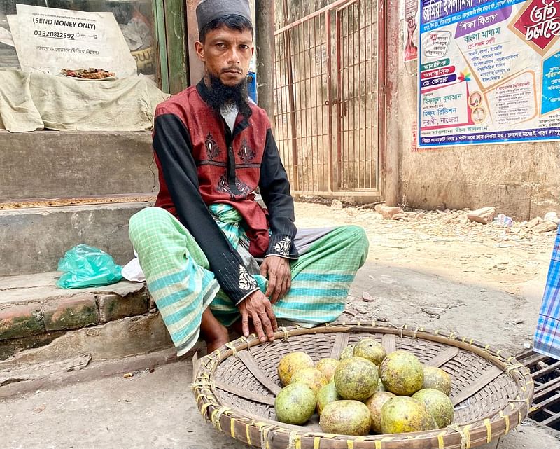 বেল বেচে সুজন মিয়ার দিন শেষে লাভ থাকে ৪০০ থেকে ৫০০ টাকা।