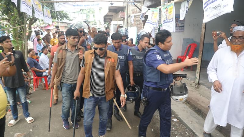 ভোটকেন্দ্রের বাইরে পটকা বিস্ফোরণের ঘটনায় আতঙ্ক সৃষ্টি হলে পরিস্থিতি নিয়ন্ত্রণে আনতে দুপুর সাড়ে ১২টার দিকে প্রশাসনের তৎপরতা। আজ বুধবার নারায়ণগঞ্জ বন্দর উপজেলা পরিষদ নির্বাচনে হাজী আবদুল মালেক উচ্চবিদ্যালয় কেন্দ্রের সামনে