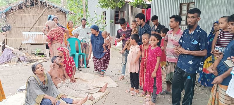 ফরিদপুরের নগরকান্দায় নিখোঁজের ৭৩ দিন পর মাটিতে বিপ্লবের মরদেহ উদ্ধারের খবরে কান্নায় ভেঙে পড়েন পরিবারের সদস্যরা। গতকাল যদুরদিয়া গ্রামে