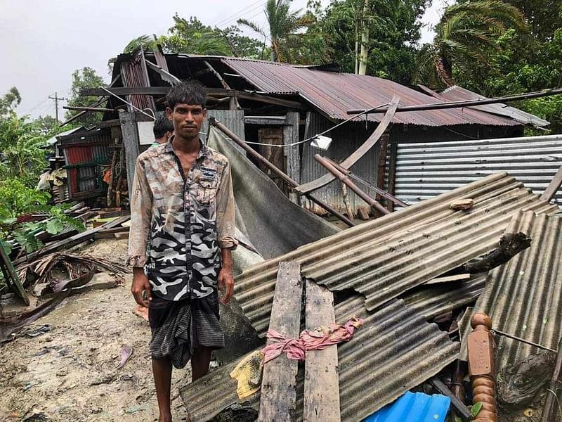 ফেনীর সোনাগাজীতে ঘূর্ণিঝড় রিমালের তাণ্ডবে বসতঘর হারিয়ে নিঃস্ব দিনমজুর রাসেল। ছবিটি গতকাল বিকেলে উপজেলার দক্ষিণ চর চান্দিয়া এলাকা থেকে তোলা হয়