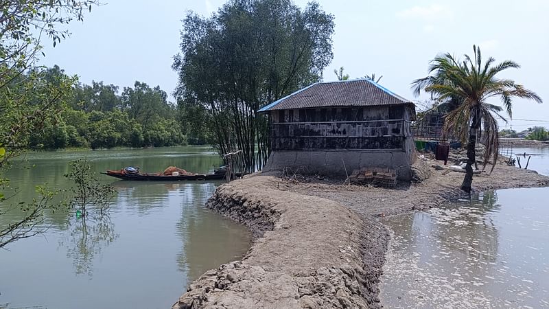 তেঁতুলতলার চরের পাশ দিয়ে বয়ে গেছে কয়রা নদী। গত শুক্রবার তোলা