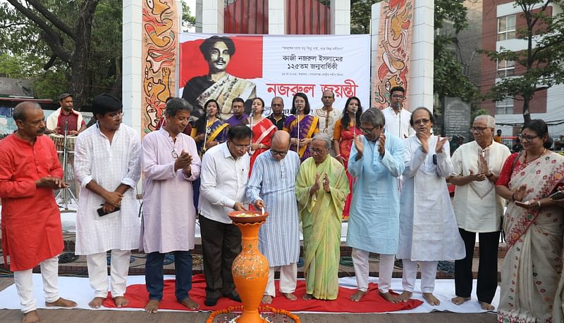 আলোকশিখা প্রজ্বালনের মধ্য দিয়ে কাজী নজরুল ইসলামের ১২৫তম জন্মবার্ষিকী উপলক্ষে বছরব্যাপী আয়োজনের উদ্বোধন করেন সৈয়দ আনোয়ার হোসেন। আজ শুক্রবার বিকেলে নারায়ণগঞ্জে কেন্দ্রীয় শহীদ মিনার প্রাঙ্গণে