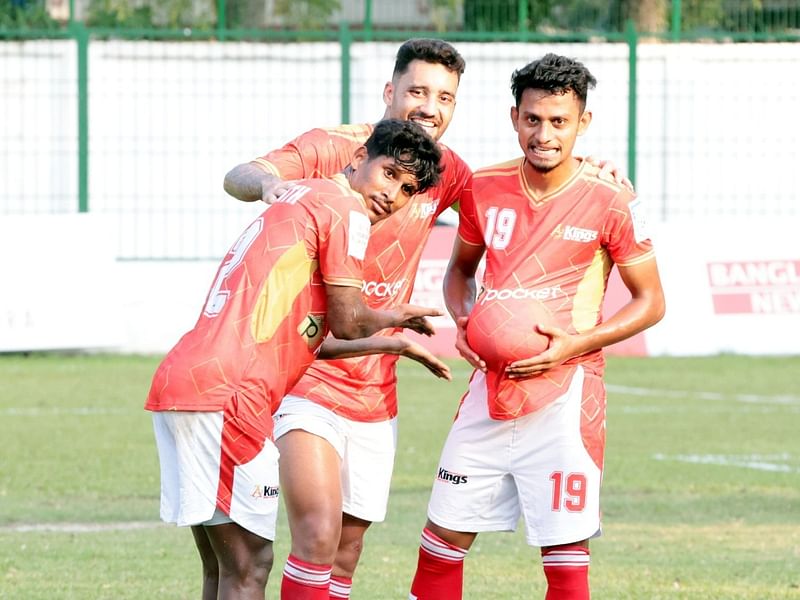 তৃতীয় গোলের পর ইব্রাহিমের উদ্‌যাপনের সঙ্গী রবসন ও বিশ্বনাথ