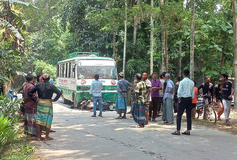 স্কুলবাসের চাপায় মোটরসাইকেলটি দুমড়েমুচড়ে গেছে। দুর্ঘটনার পর আশপাশের লোকজন ঘটনাস্থলে গিয়ে ভিড় করেন। আজ বৃহস্পতিবার সকালে মানিকগঞ্জ সদর উপজেলার এগারশ্রী এলাকায়