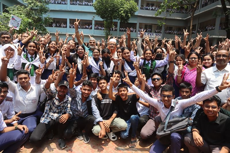 এসএসসিতে প্রত্যাশিত ফল করতে পারা কুমিল্লা মর্ডান হাই স্কুলের শিক্ষক এবং শিক্ষার্থীদের উল্লাস