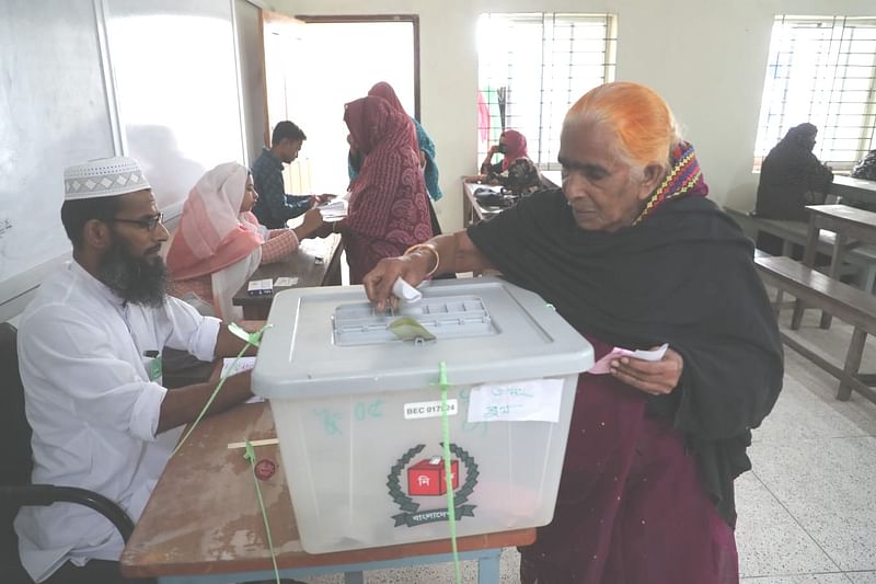 মাদারীপুর সদর উপজেলার আচমত আলী খান পাবলিক স্কুল অ্যান্ড কলেজ কেন্দ্রে ভোটাররা ভোট দিচ্ছেন