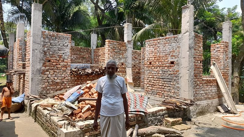 নোয়াখালী- বীর নিবাসের আংশিক কাজ করে উধাও ঠিকাদার। নির্মাণাধীন ঘরের সামনে হতশা নিয়ে দাঁড়িয়ে বীর মুক্তিযোদ্ধা আবদুল মতিন। গতকাল নোয়াখালীর সোনাইমুড়ী উপজেলার উত্তর অম্বর নগর গ্রামে