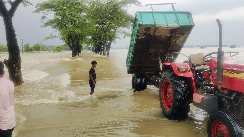 সিলেটে গোয়াইনঘাট-রাধানগর-জাফলং সড়ক পানিতে তলিয়ে যাওয়ায় যান চলাচল বন্ধ হয়ে গেছে। আজ বুধবার দুপুরে গোয়াইনঘাট উপজেলার শিমুলতলায়