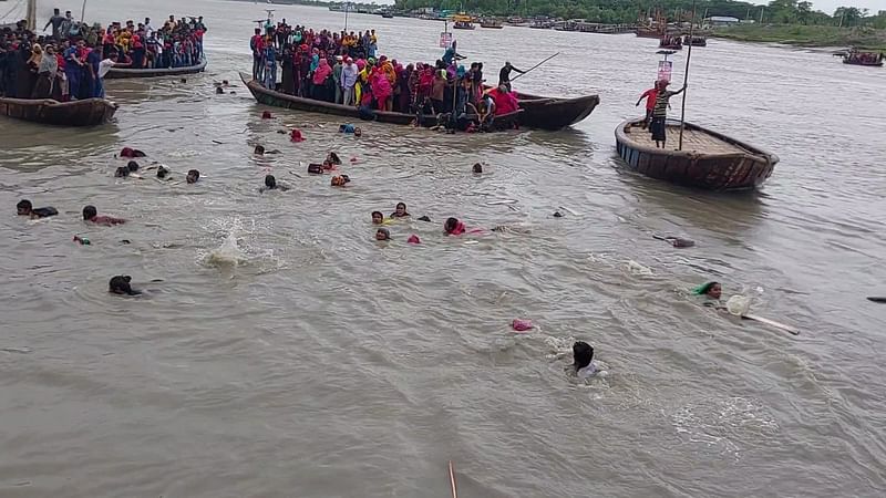 মোংলা বাসস্টান্ড ঘাটের কাছে নদীতে আজ রোববার সকালে একটি যাত্রীবাহী ট্রলার ডুবে যায়। পরে যাত্রীরা সাঁতরে তীরে উঠেন