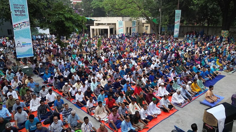 প্রাণায়াম বা দমচর্চা আর প্রত্যয়নের মধ্য দিয়ে বিশ্ব মেডিটেশন দিবসের সূচনা হয়। আজ সকালে রাজধানীর জাতীয় প্রেসক্লাব প্রাঙ্গণে