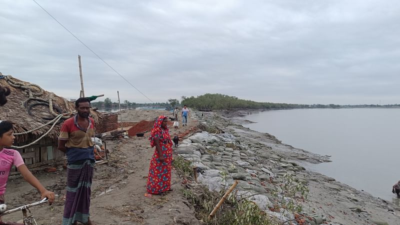 ঘূর্ণিঝড়ের পরের সকালে আকাশে রোদ-মেঘের লুকোচুরি। আজ মঙ্গলবার সকালে খুলনার উপকূলীয় উপজেলা কয়রা মদিনাবাদ গ্রামের কপোতাক্ষ নদের পাড়ে