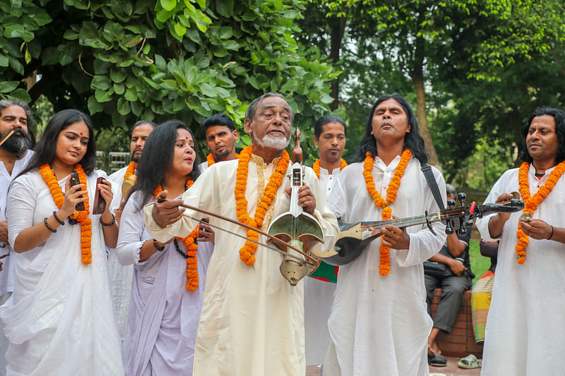 রাজধানীর সোহরাওয়ার্দী উদ্যানের খোলা চত্বরে আজ বুধবার শিল্পীদের চর্যাপদের গান পরিবেশনার মধ্য দিয়ে শুরু হয় চর্যাপদ পুনর্জাগরণ উৎসব ২০২৪