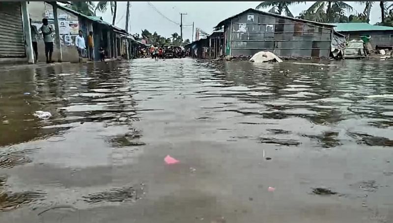 জোয়ারের পানিতে তলিয়ে গেছে কক্সবাজার পৌরসভার ১ নম্বর ওয়ার্ডের সমিতি বাজার সড়কসহ আশপাশের ঘরবাড়ি। আজ সন্ধ্যায়