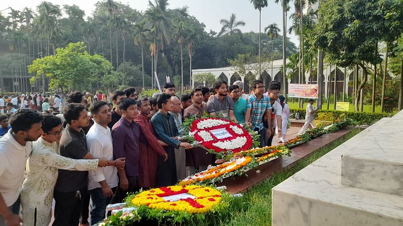 জাতীয় কবি কাজী নজরুল ইসলামের ১২৫তম জন্মজয়ন্তী উপলক্ষে তাঁর সমাধিতে শ্রদ্ধা নিবেদন করেন বিএনপির নেতা রুহুল কবির রিজভী। আজ শনিবার সকালে ঢাকা বিশ্ববিদ্যালয়ের কেন্দ্রীয় মসজিদের পাশে