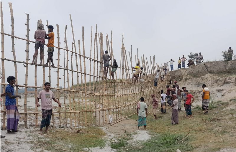 ব্রহ্মপুত্র নদের ভাঙন ঠেকাতে স্বেচ্ছাশ্রমে বাঁশের বাঁধ দেওয়া হচ্ছে। গত রোববার দুপুরে জামালপুরের দেওয়ানগঞ্জ উপজেলার বাহাদুরাবাদ ইউনিয়নের প্যোলাকান্দি এলাকায়