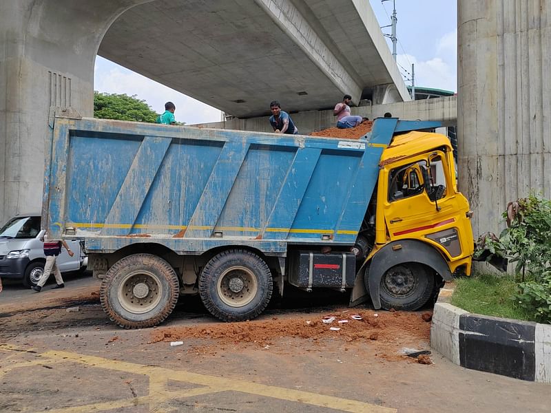 রাজধানীর আগারগাঁও এলাকায় আজ ভোরে যাত্রীবাহী বাসের সঙ্গে মাটিবাহী এই ট্রাকটির মুখোমুখি সংঘর্ষ হয়