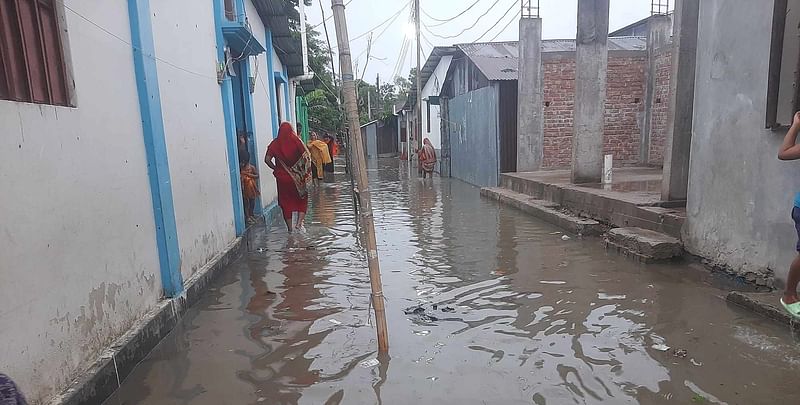 ঘূর্ণিঝড় রিমালের নদীর জোয়ারের পানিতে প্লাবিত এলাকা। পলাশপুর এলাকা, বরিশাল নগর, ২৬ মে সন্ধ্যা