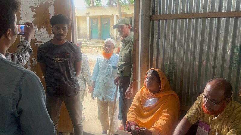 রাজবাড়ীর পাংশা উপজেলা নির্বাচনে জাল ভোট দিতে গিয়ে আটক হওয়া কিশোর। আজ বুধবার বেলা সাড়ে তিনটার দিকে নিভা গুরুদাস সরকারি প্রাথমিক বিদ্যালয় কেন্দ্রে