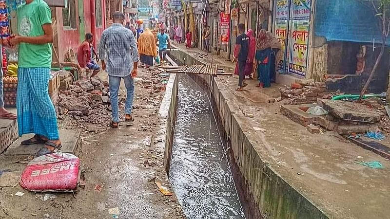 গাজীপুর মহানগরীর টঙ্গীর এরশাদনগর এলাকার মূল সড়ক থেকে দারুল ইসলাম ট্রাস্টের দিকে গেলে এই পচা, ময়লা ও দুর্গন্ধযুক্ত ড্রেনের দেখা মেলে।