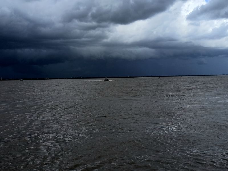 রিমালের প্রভাবে ঘন কালো মেঘে ছেয়ে গেছে কলকাতার আকাশ। ২৬ মে