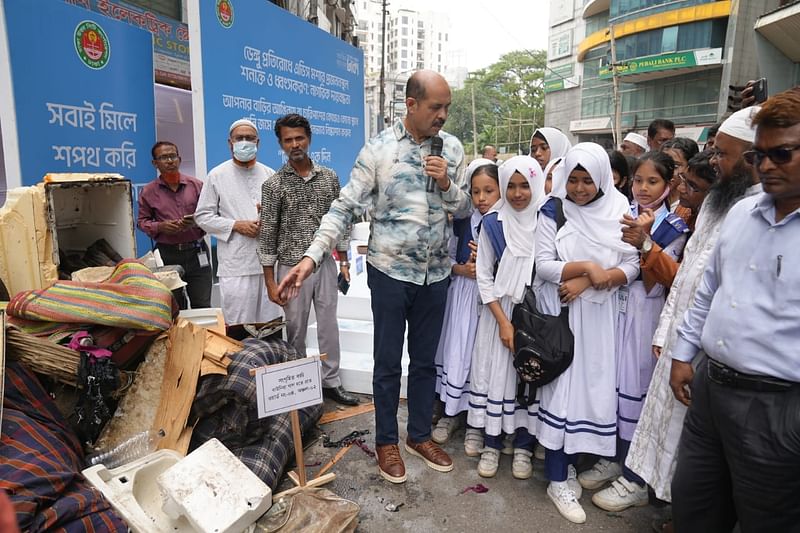 খালের বর্জ্যের মধ্যে ছিল লেপ, তোশকসহ নানা কিছু