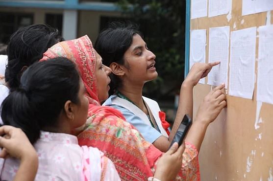 ঢাকার একটি স্কুলে এসএসসি পরীক্ষার ফলাফল দেখছে শিক্ষার্থী ও তাদের অভিভাবকেরা