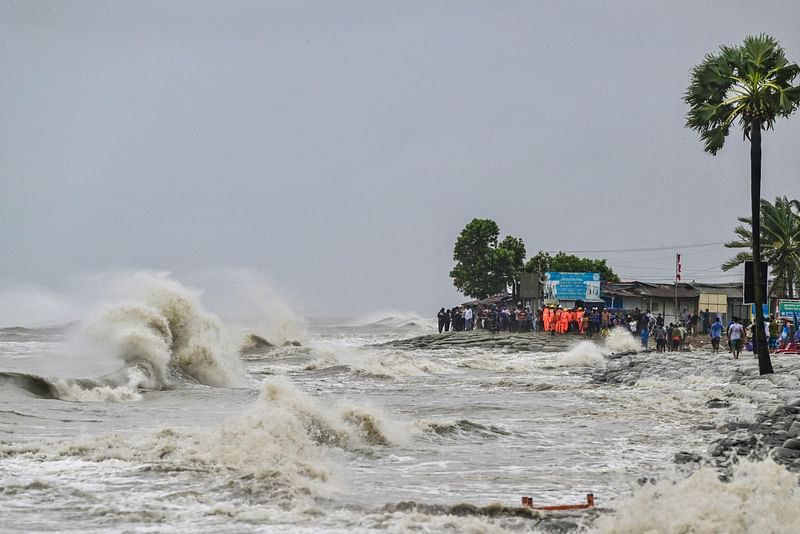 ঘূর্ণিঝড় রিমালের প্রভাবে বিক্ষুব্ধ হয়ে উঠেছে সাগর। আজ রোববার পটুয়াখালীর কুয়াকাটা সৈকতে