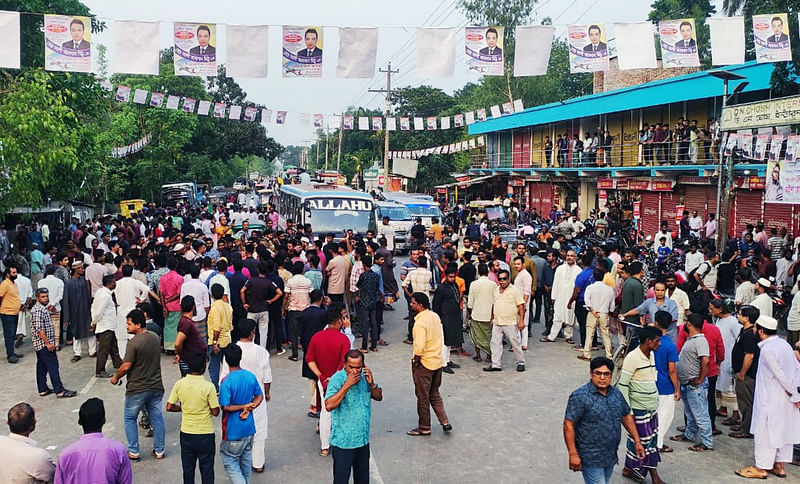 মানিকগঞ্জের শিবালয়ে চেয়ারম্যানপ্রার্থী আবদুর রহিম খানের এক সমর্থককে লক্ষ্য করে গুলির প্রতিবাদে মহাসড়ক অবরোধ করে বিক্ষোভ। আজ শুক্রবার বিকেলে আরিচা ঘাটের অদূরে ডাক্তারখানা এলাকায়