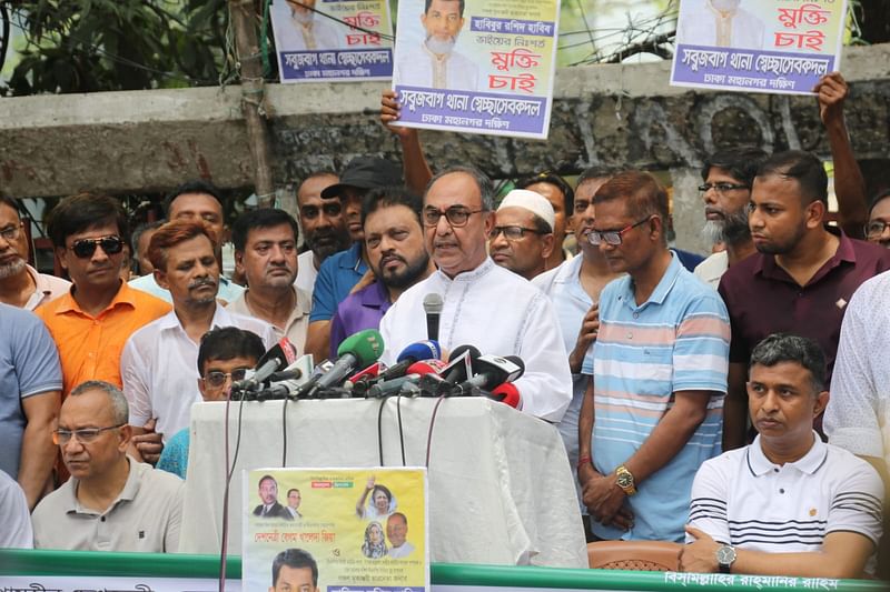 জাতীয় প্রেসক্লাবের সামনের সড়কে আজ শনিবার দুপুরে আয়োজিত এক মানববন্ধন কর্মসূচিতে বক্তব্য দেন মির্জা আব্বাস