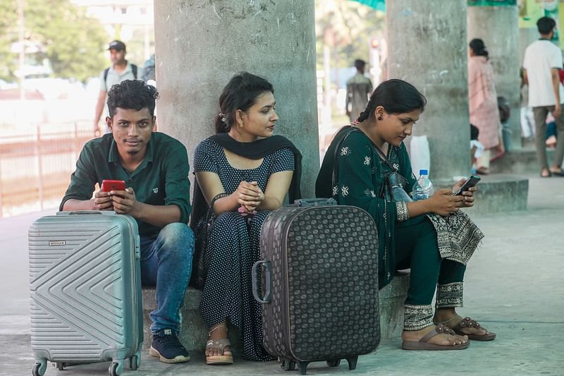 পর্যটন ট্রেনের অপেক্ষায় এই তিন যাত্রী। আজ দুপুর দুইটায় চট্টগ্রামের বটতলী স্টেশনে