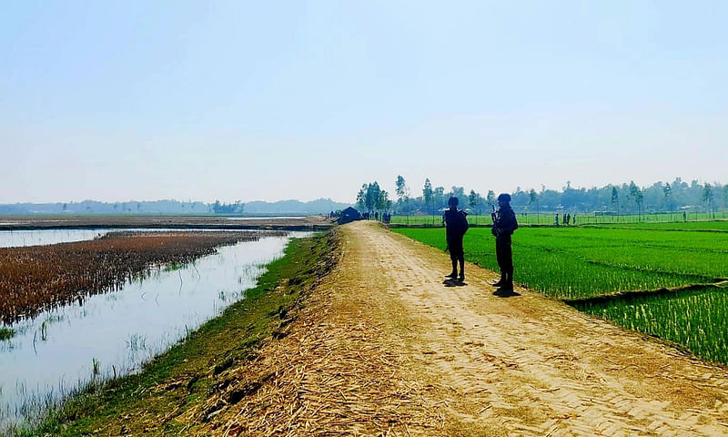 কক্সবাজারের উখিয়ার রহমতের বিল  সীমান্তে বিজিবির পাহারা।  দূরে নাফ নদীর ওপারে মিয়ানমারের রাখান রাজ্য। এই অংশ দিয়ে ১০ জেলেকে অপহরণ করা হয়েছিল