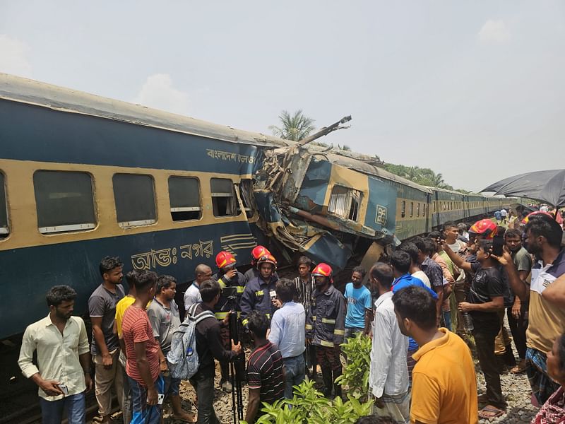 গাজীপুরে জয়দেবপুর স্টেশনের দক্ষিণে আউটার সিগন্যালে আজ শুক্রবার মালবাহী ট্রেনকে ধাক্কা দিয়েছে যাত্রীবাহী ট্রেন