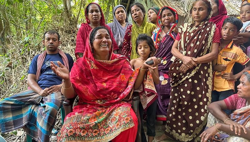 ছেলে রাসেল শেখকে হারিয়ে আহাজারি করেন তাঁর মা শিল্পী বেগম। শুক্রবার দুপুরে গোপালগঞ্জের মুকসুদপুর উপজেলার দিগনগর ইউনিয়নের ফতেপট্টি গ্রামে