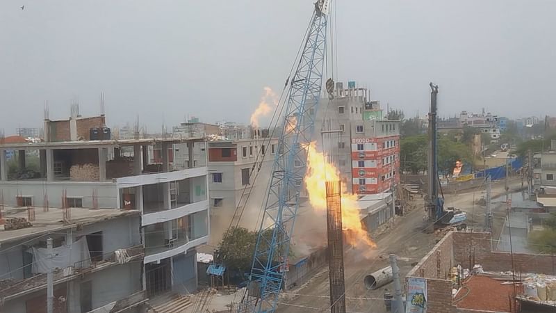 তিতাস গ্যাসের পাইপ ফেটে আগুন লাগার ঘটনা ঘটে। রোববার সকালে নারায়ণগঞ্জের পঞ্চবটী এলাকায়