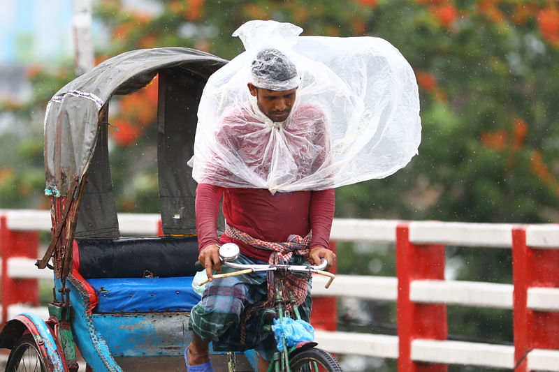 ঘূর্ণিঝড় রিমালের প্রভাবে গতকাল সোমবার দিনভর দমকা হাওয়ার সঙ্গে ছিল বৃষ্টির দাপট। বাতাস ও বৃষ্টির মধ্যে রিকশা চালাচ্ছিলেন এক চালক। গতকাল দুপুরে সিলেট শাহজালাল সেতুতে