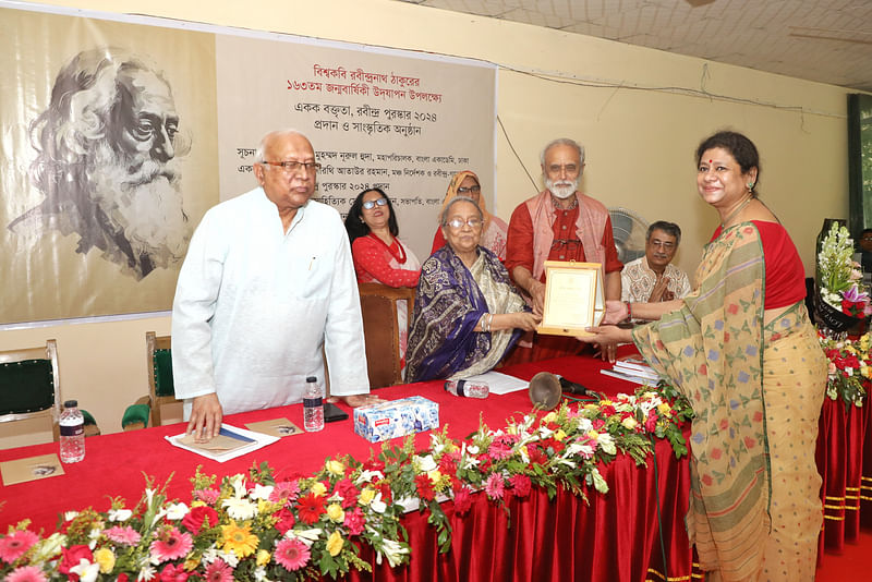 বাংলা একাডেমির ড. এনামুল হক ভবনে আয়োজিত এক অনুষ্ঠানে আজ বুধবার বিকেলে ‘রবীন্দ্র পুরস্কার’ প্রদান করা হয়