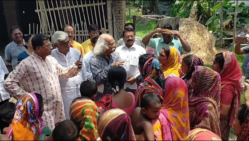 ফরিদপুরের মধুখালীর পঞ্চপল্লি গ্রামে বাসিন্দাদের সঙ্গে কথা বলছেন হিন্দু বৌদ্ধ খ্রিস্টান ঐক্য পরিষদের কেন্দ্রীয় নেতারা। আজ শুক্রবার সকালে