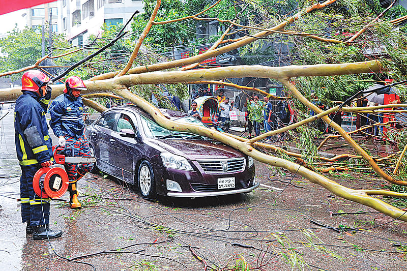 ঘূর্ণিঝড় রিমালের প্রভাবে ঝোড়ো বাতাসে রাজধানীর উত্তরার জসীমউদ্‌দীন সড়কে গাড়ির ওপর উপড়ে পড়েছে গাছ। এতে বন্ধ হয়ে যায় যান চলাচল। তবে গাড়ির আরোহীরা কেউ হতাহত হননি। পরে গাছটি সরাতে আসেন ফায়ার সার্ভিসের সদস্যরা। গতকাল সকাল ১০টায়