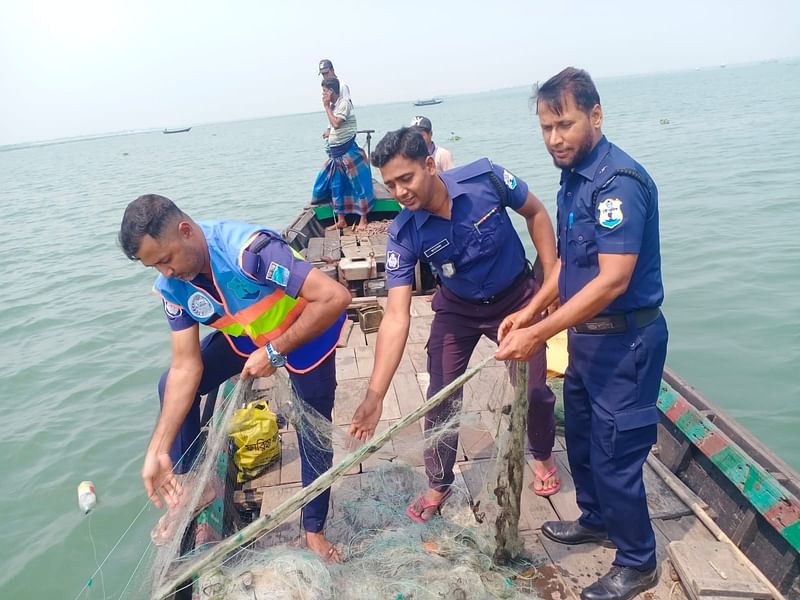 দেশের বিভিন্ন এলাকায় অভিযান চালিয়ে অবৈধ জাল জব্দ করে নৌ পুলিশ