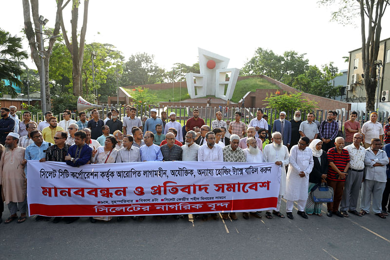 সিটি করপোরেশনের নতুন করে গৃহকর বৃদ্ধির প্রতিবাদ ও সিদ্ধান্ত প্রত্যাহারের দাবিতে সিলেটের নাগরিকবৃন্দের ব্যানারে মানববন্ধন ও প্রতিবাদ সমাবেশ কর্মসূচি পালন করা হয়। বৃহস্পতিবার বিকেলে সিলেট কেন্দ্রীয় শহীদ মিনারের সামনে