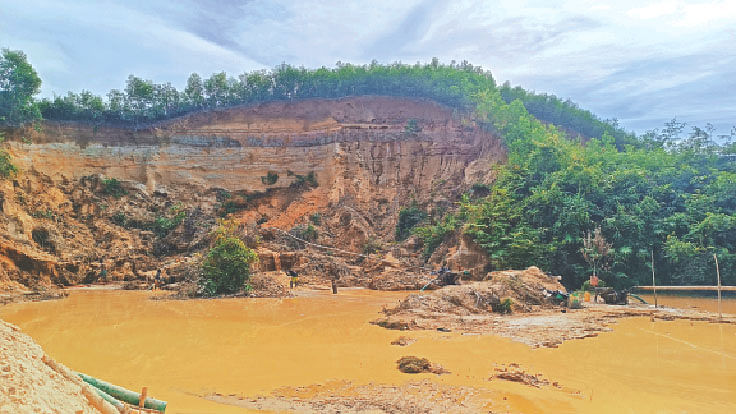 চট্টগ্রামের চুনতি বন্য প্রাণীর অভয়ারণ্যের কাছে পাহাড় কেটে তোলা হচ্ছে বালু। এতে বিপুলসংখ্যক গাছের প্রাণ সংহার হচ্ছে। গত বছরের নভেম্বর মাসে ছবিটি তোলা। পরে প্রশাসনের তৎপরতায় বালু তোলা বন্ধ হয়